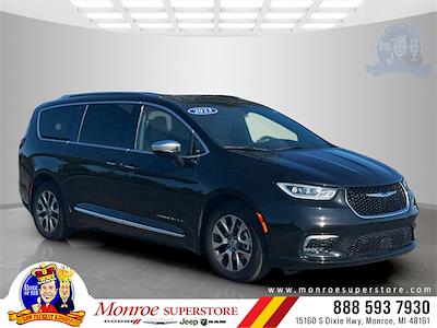 2023 Chrysler Pacifica FWD Minivan for sale #M542246M - photo 1