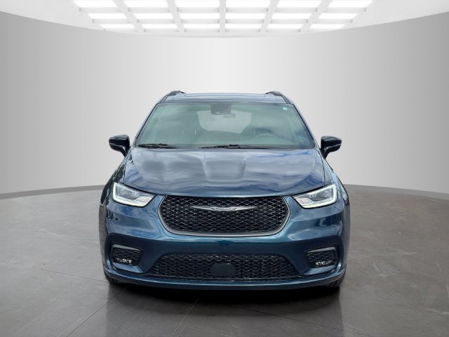 Used 2025 Chrysler Pacifica - photo 2