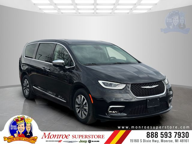 Used 2023 Chrysler Pacifica - photo 1
