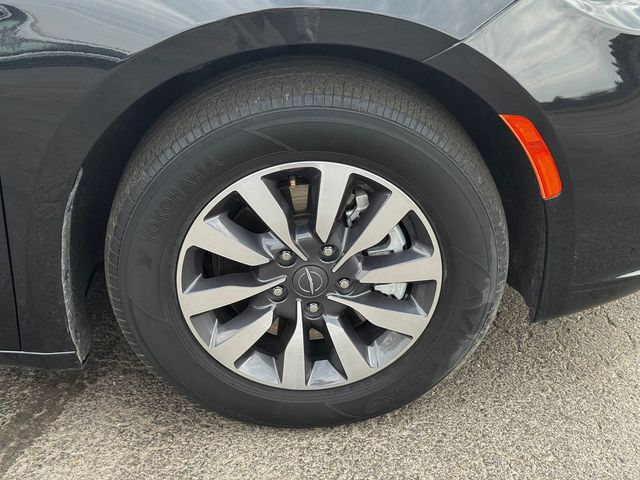 Used 2023 Chrysler Pacifica - photo 11
