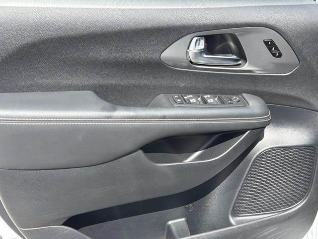 Used 2025 Chrysler Pacifica - photo 14
