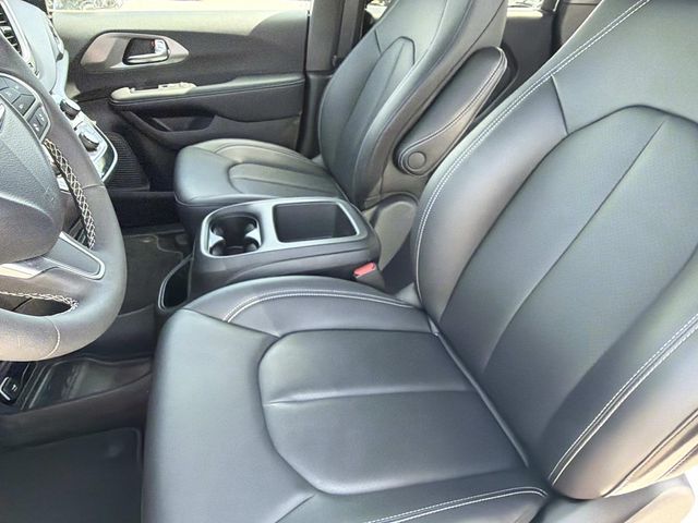 Used 2025 Chrysler Pacifica - photo 15