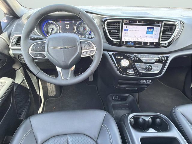 Used 2025 Chrysler Pacifica - photo 18