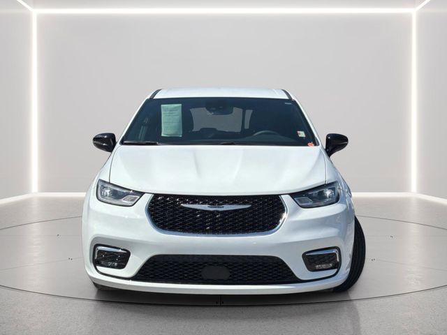 Used 2025 Chrysler Pacifica - photo 2