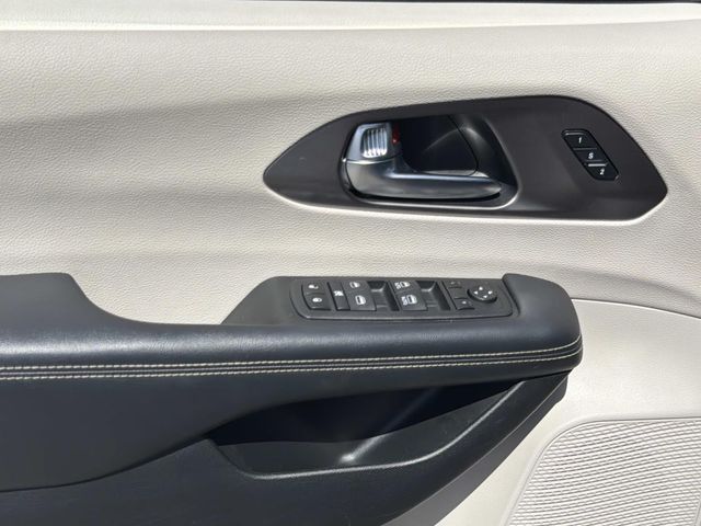 Used 2023 Chrysler Pacifica - photo 13