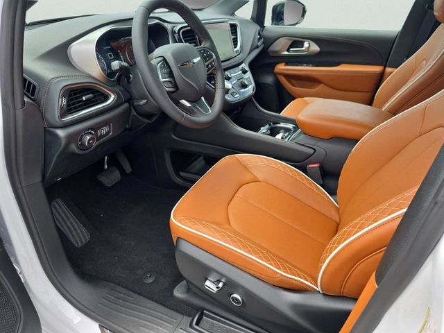 Used 2026 Chrysler Pacifica - photo 11