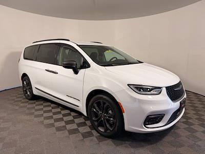 2023 Chrysler Pacifica AWD Minivan for sale #D6459X - photo 1