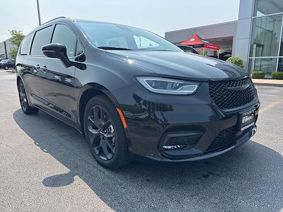 Used 2023 Chrysler Pacifica Limited Minivan for sale #JL60623A - photo 1