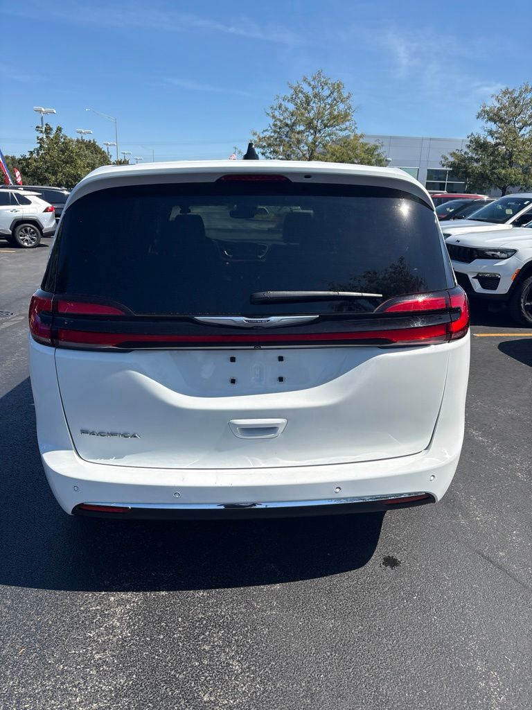 Used 2025 Chrysler Pacifica - photo 2