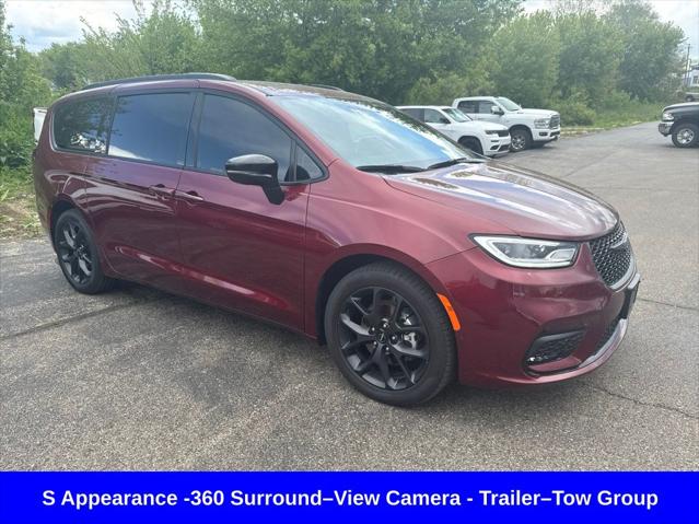 Used 2023 Chrysler Pacifica - photo 2