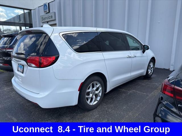 Used 2017 Chrysler Pacifica - photo 2