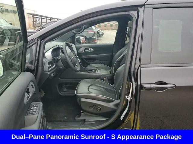 Used 2025 Chrysler Pacifica - photo 24