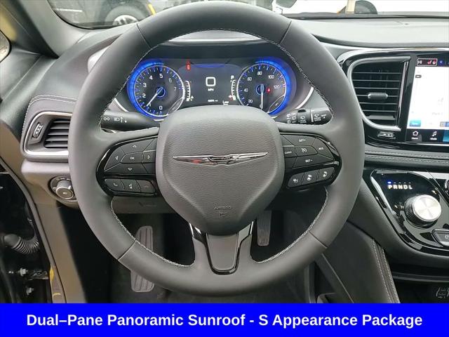 Used 2025 Chrysler Pacifica - photo 1