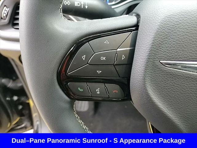 Used 2025 Chrysler Pacifica - photo 2