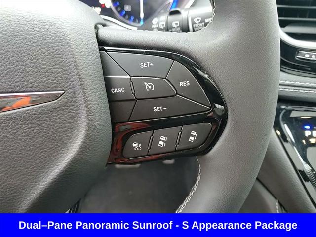 Used 2025 Chrysler Pacifica - photo 4