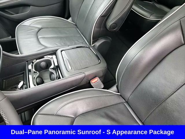 Used 2025 Chrysler Pacifica - photo 8