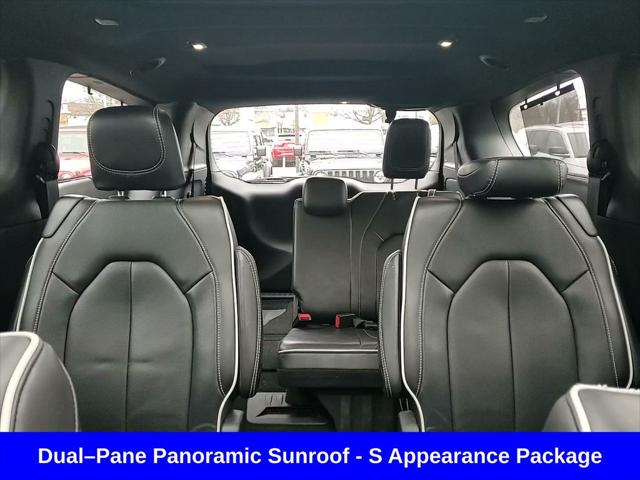 Used 2025 Chrysler Pacifica - photo 11