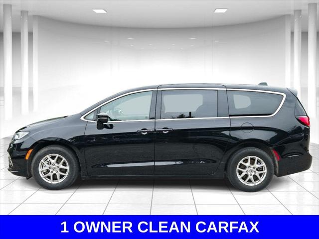 Used 2025 Chrysler Pacifica - photo 2