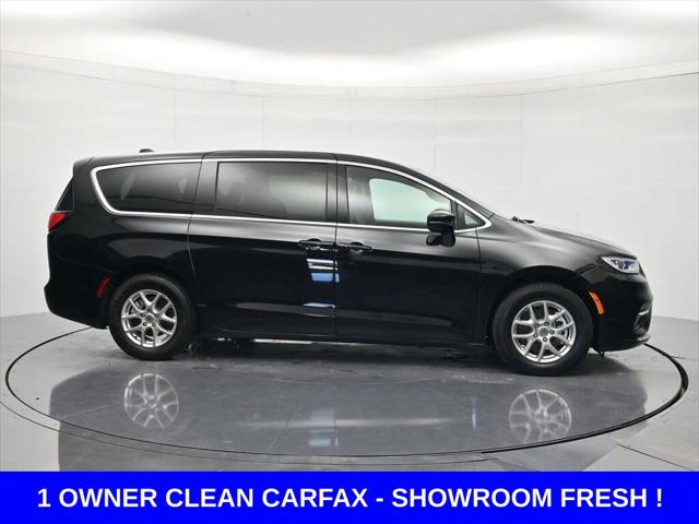 Used 2025 Chrysler Pacifica - photo 2