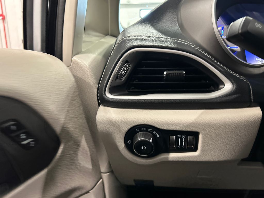 Used 2022 Chrysler Pacifica - photo 20