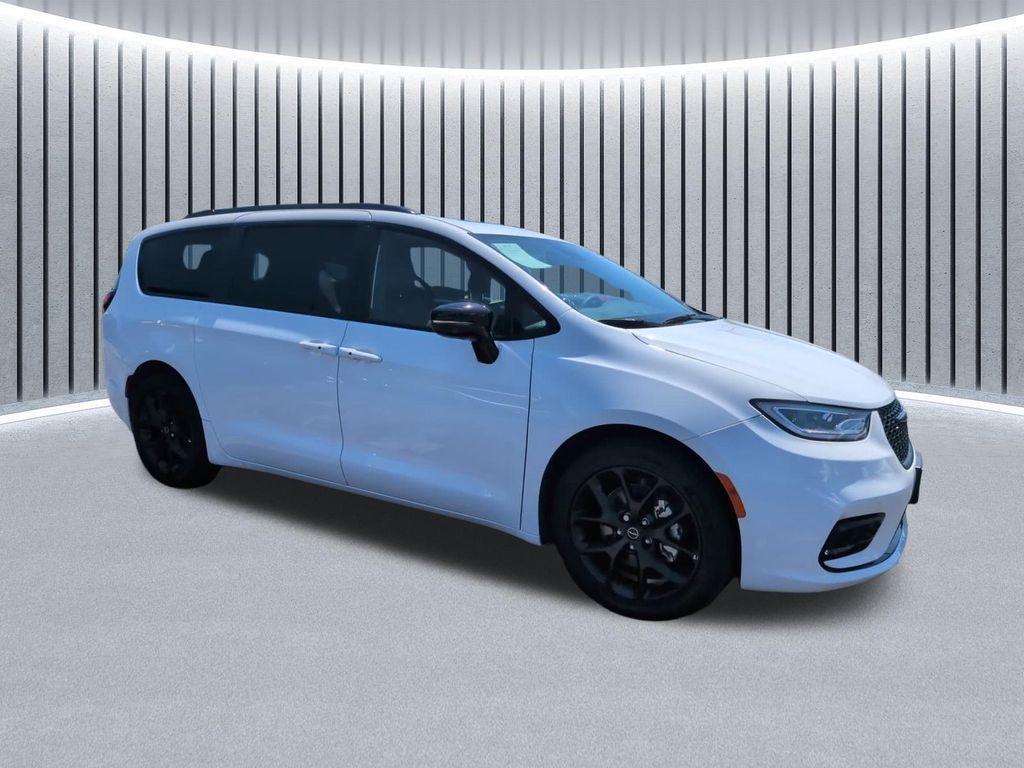 Used 2025 Chrysler Pacifica - photo 2
