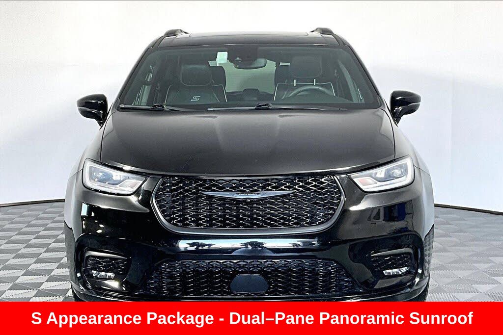 Used 2025 Chrysler Pacifica - photo 2