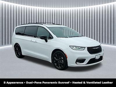 Used 2025 Chrysler Pacifica Limited Minivan for sale #C9567 - photo 1