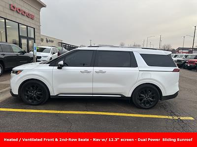 Used 2022 Kia Carnival - photo 1