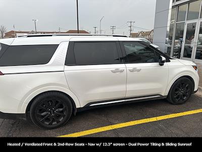 Used 2022 Kia Carnival - photo 1