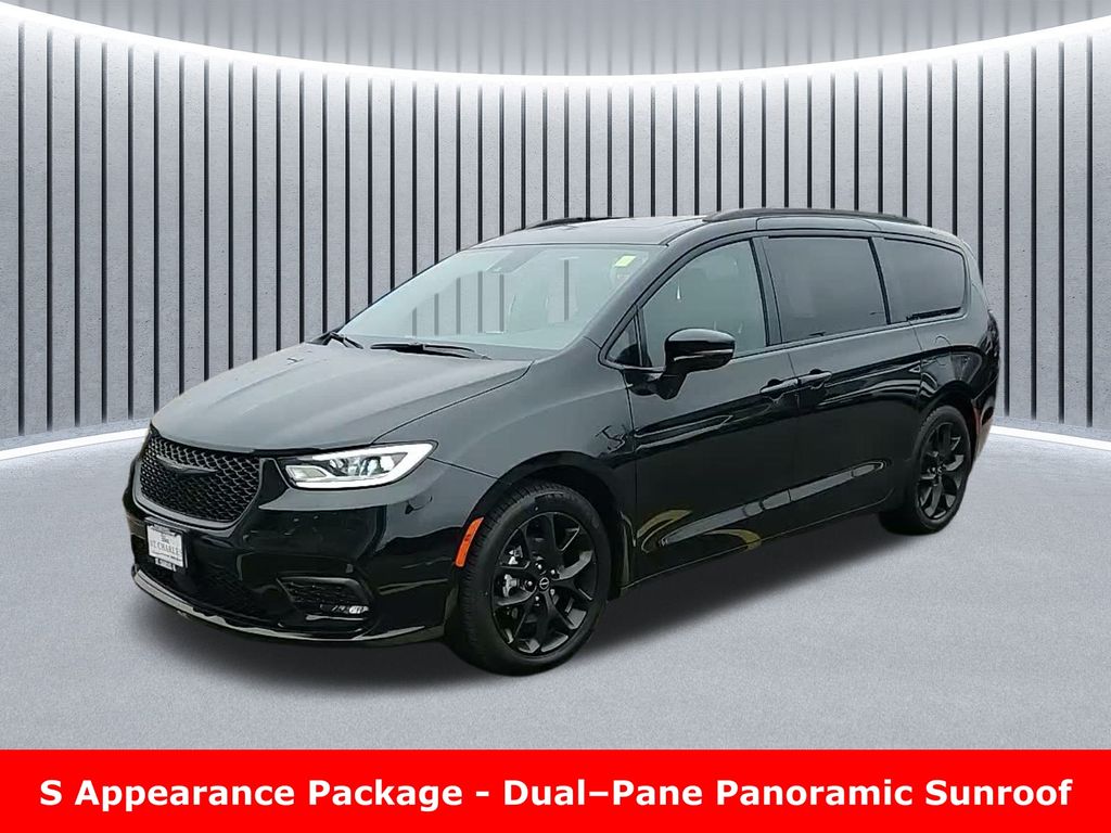 Used 2025 Chrysler Pacifica - photo 1