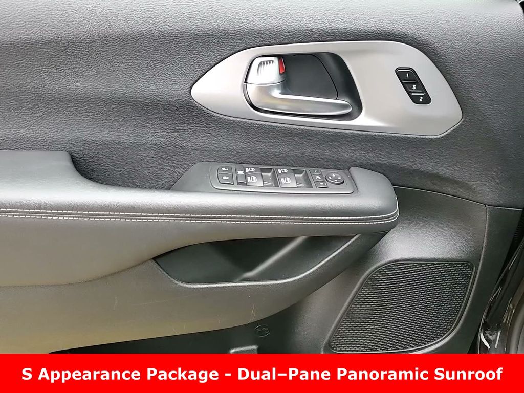 Used 2025 Chrysler Pacifica - photo 13