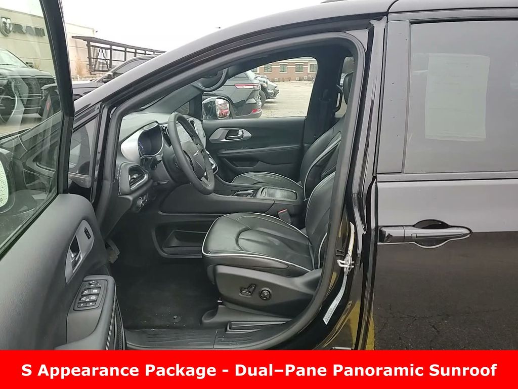 Used 2025 Chrysler Pacifica - photo 14