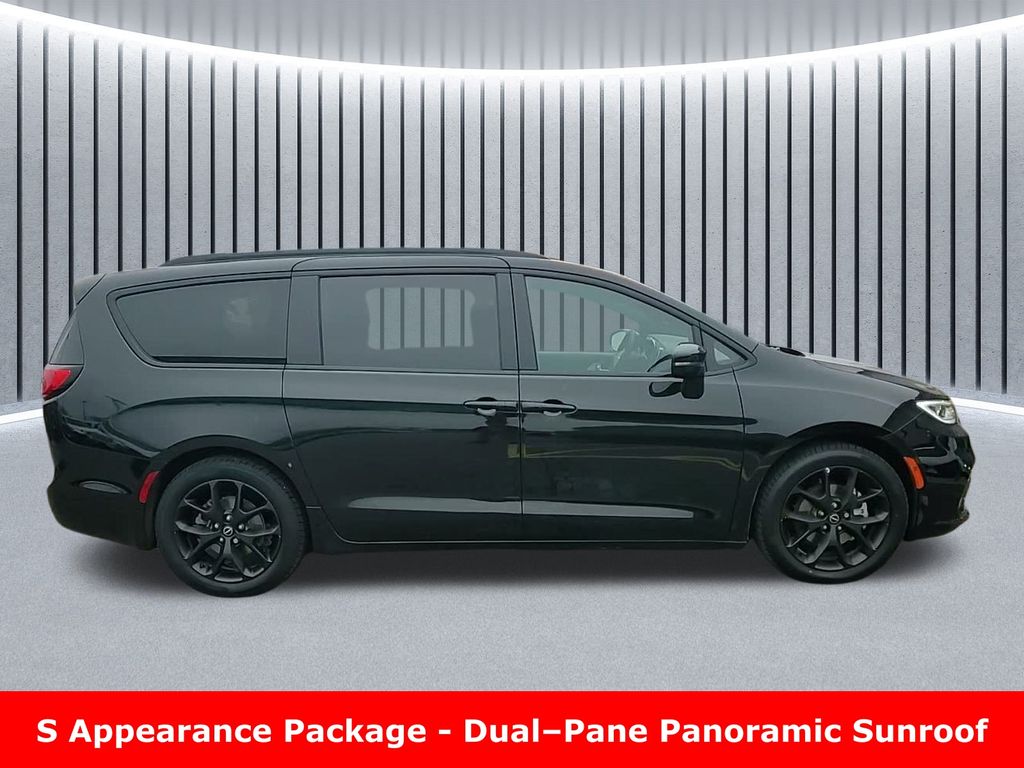 Used 2025 Chrysler Pacifica - photo 6
