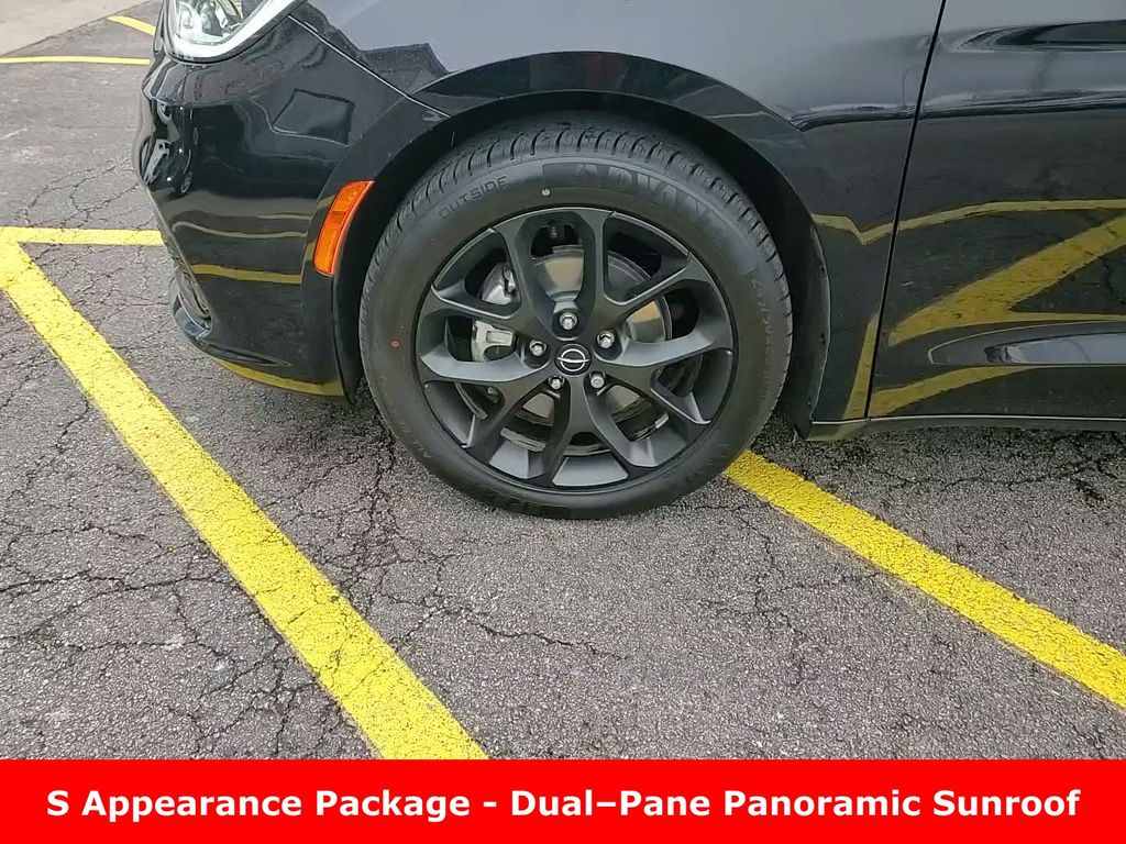 Used 2025 Chrysler Pacifica - photo 11