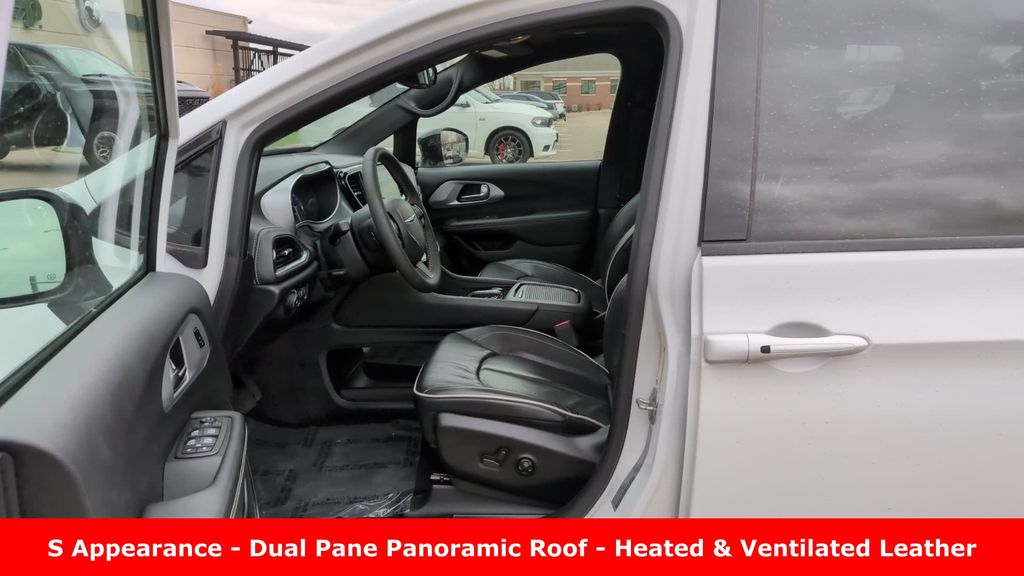 Used 2025 Chrysler Pacifica - photo 15