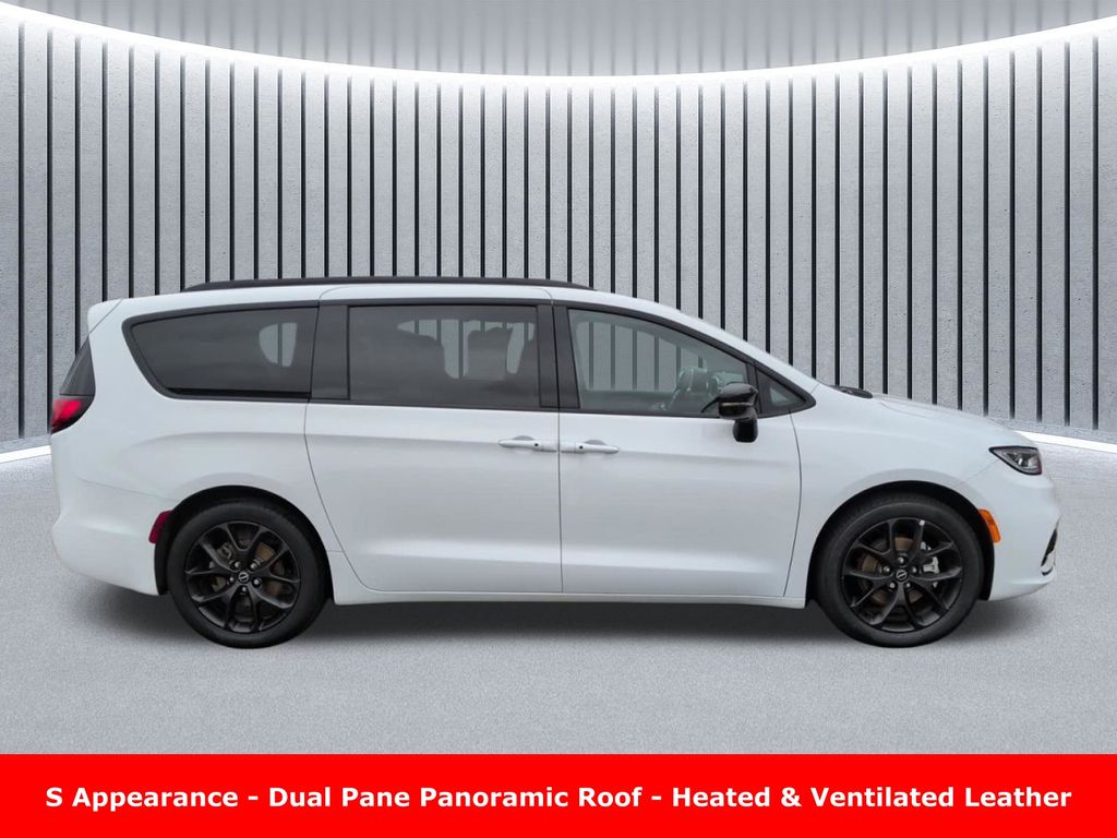 Used 2025 Chrysler Pacifica - photo 6