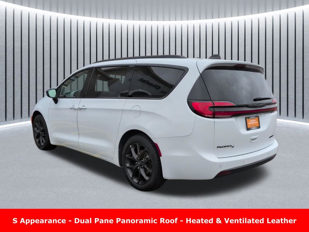 Used 2025 Chrysler Pacifica - photo 9