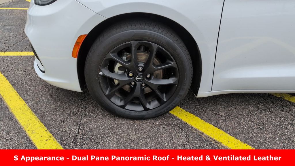 Used 2025 Chrysler Pacifica - photo 11