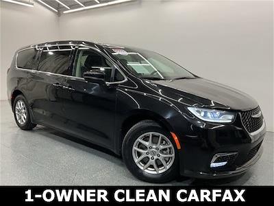 Used 2023 Chrysler Pacifica - photo 1