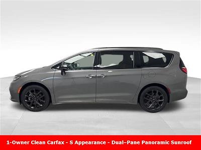 Used 2025 Chrysler Pacifica - photo 1