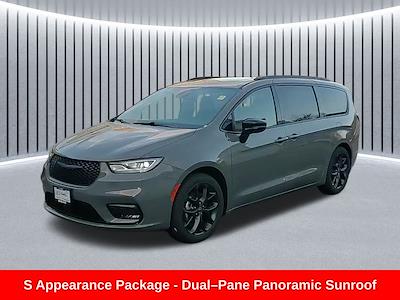 Used 2025 Chrysler Pacifica - photo 1