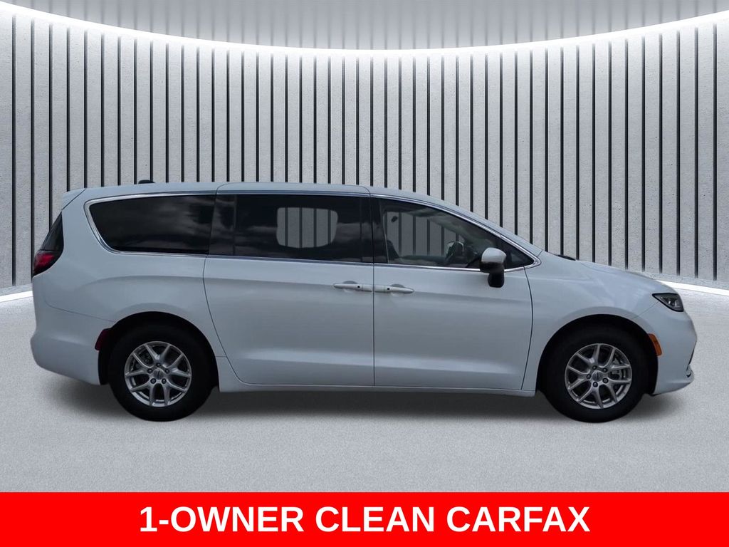 Used 2023 Chrysler Pacifica - photo 7