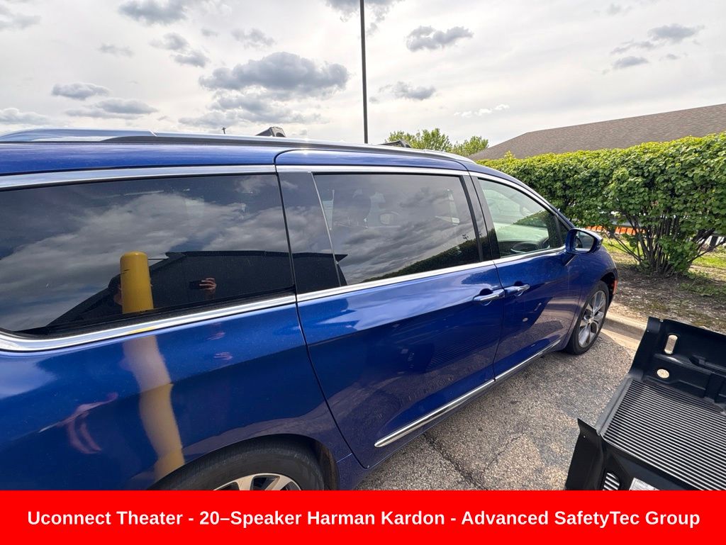 Used 2018 Chrysler Pacifica - photo 2