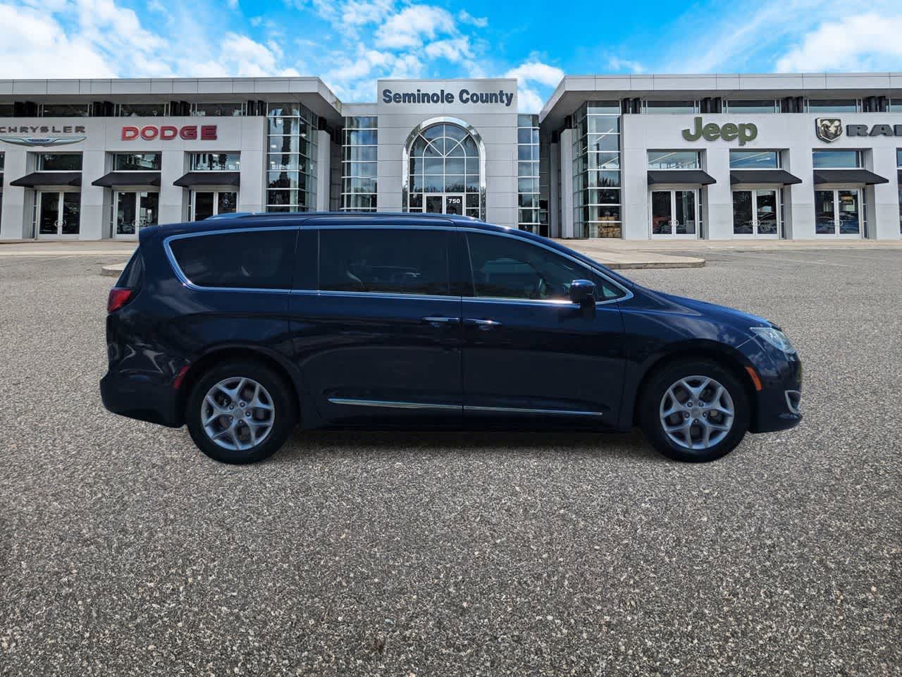 Used 2018 Chrysler Pacifica - photo 11