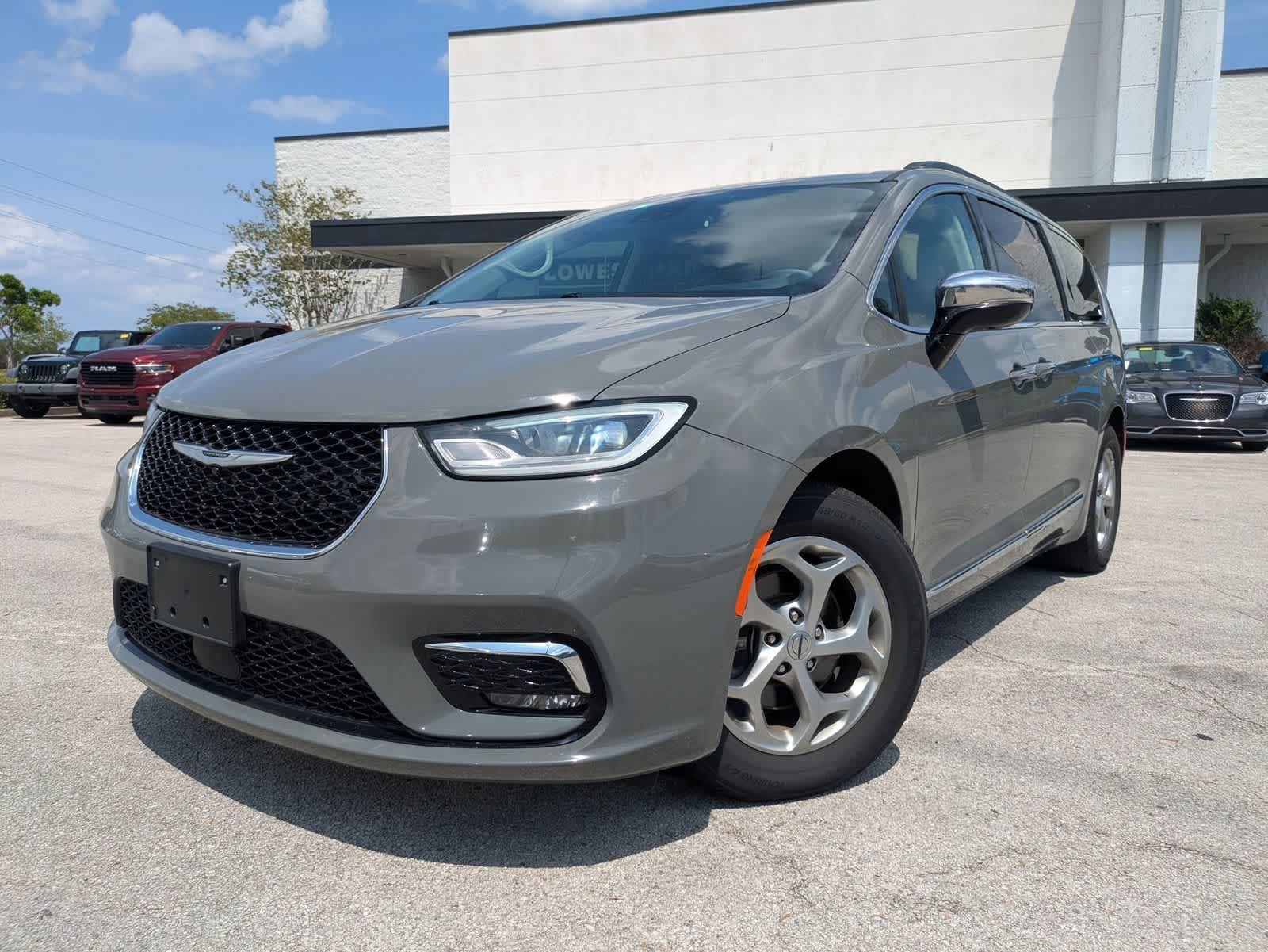 Used 2023 Chrysler Pacifica - photo 1