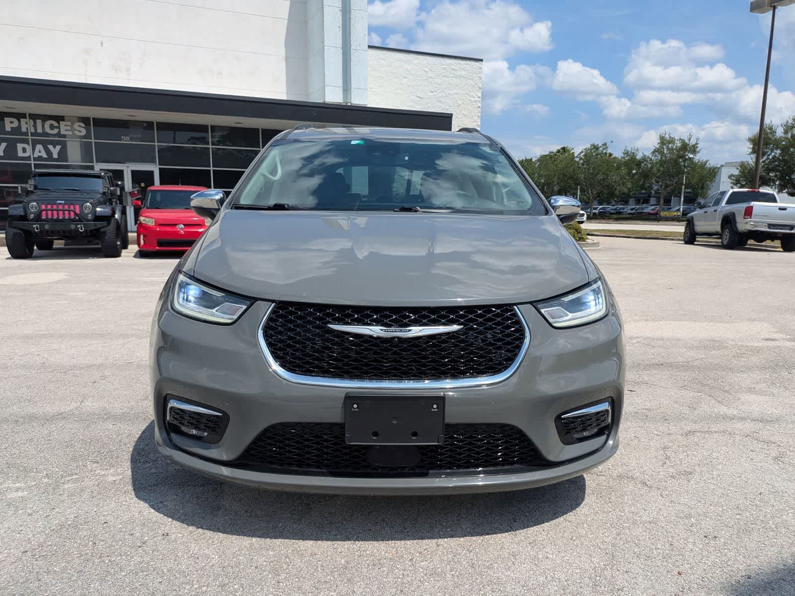 Used 2023 Chrysler Pacifica - photo 2
