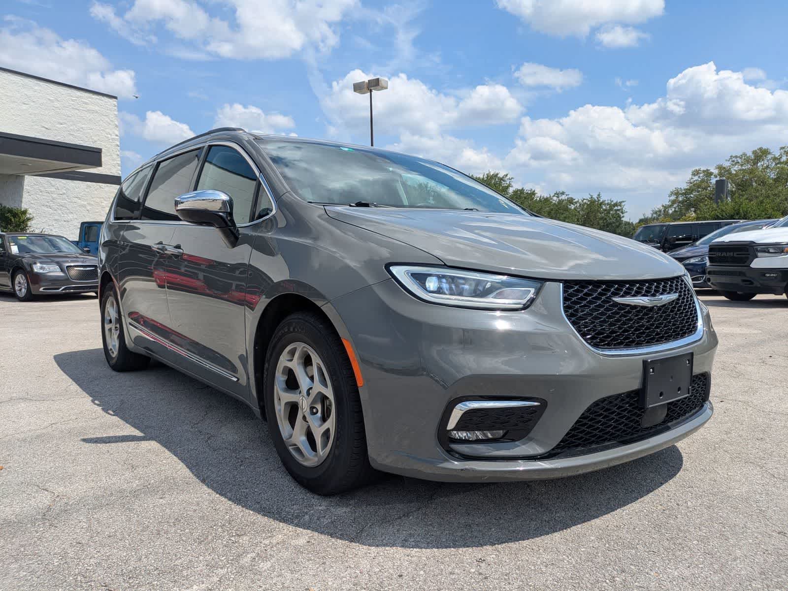 Used 2023 Chrysler Pacifica - photo 5