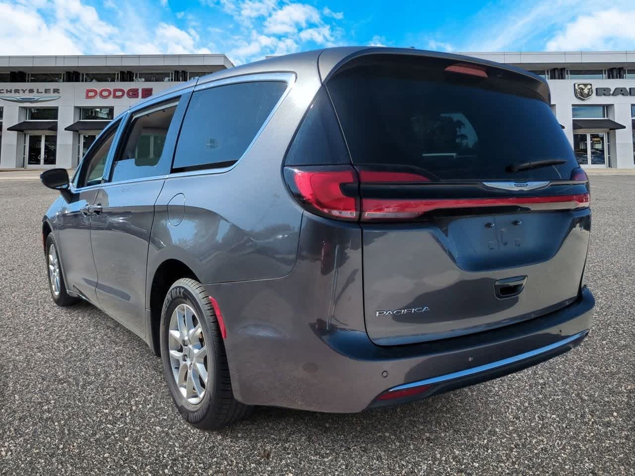 Used 2023 Chrysler Pacifica Touring L Minivan - photo 2