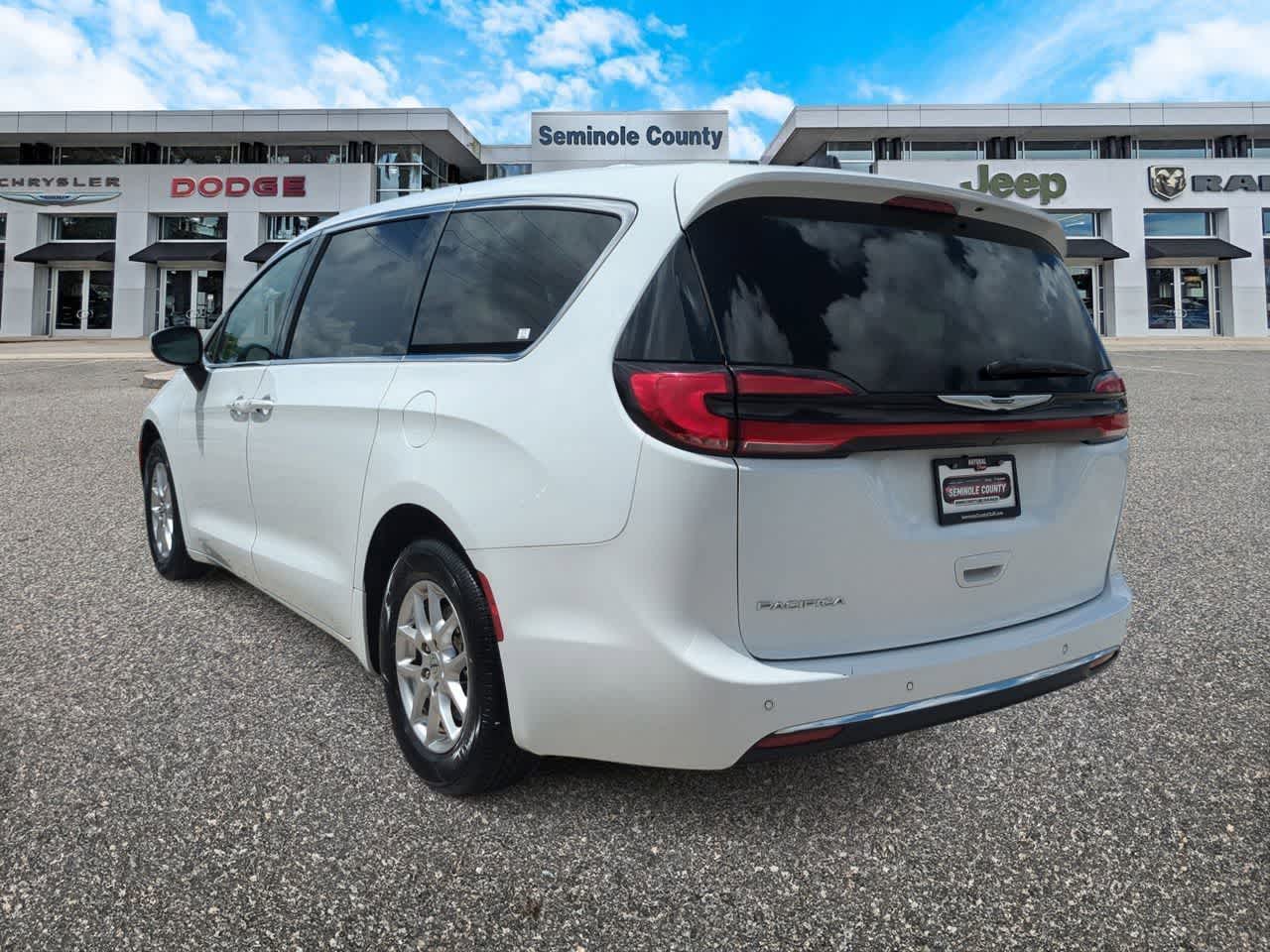 Used 2023 Chrysler Pacifica - photo 8