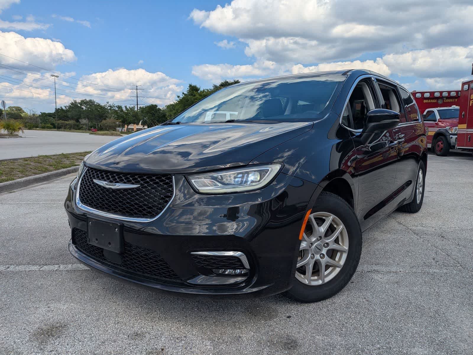 Used 2023 Chrysler Pacifica - photo 1